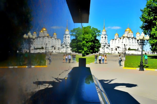 Mabed Rusya'nın en eski şehirlerinden Suzdal'de bir mabedin taştaki yansıması.