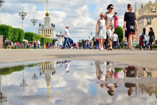 Parkta gezinti (VDNH Parkı)